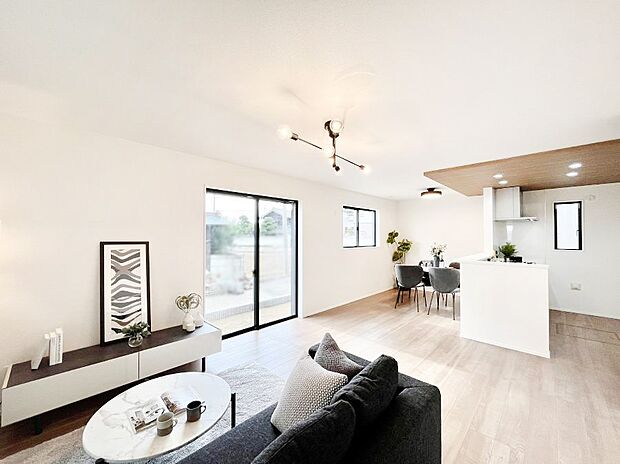 明るい陽光が注ぎ、寛ぎの雰囲気に満たされるリビングダイニング