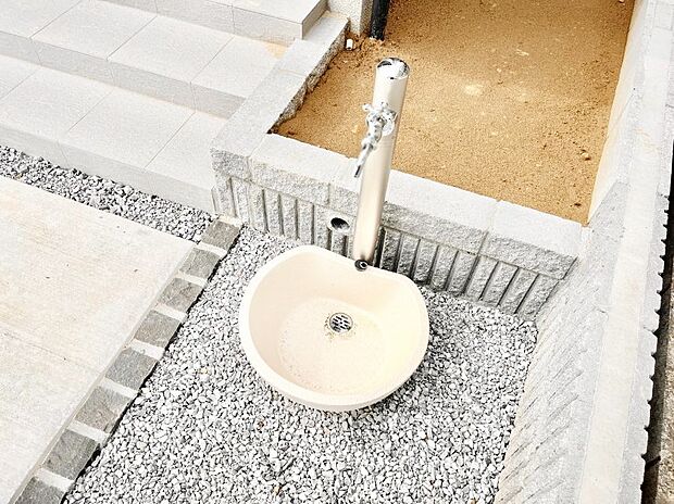 外水栓があると、庭のお手入れやちょっとした手洗い・洗車に便利です
