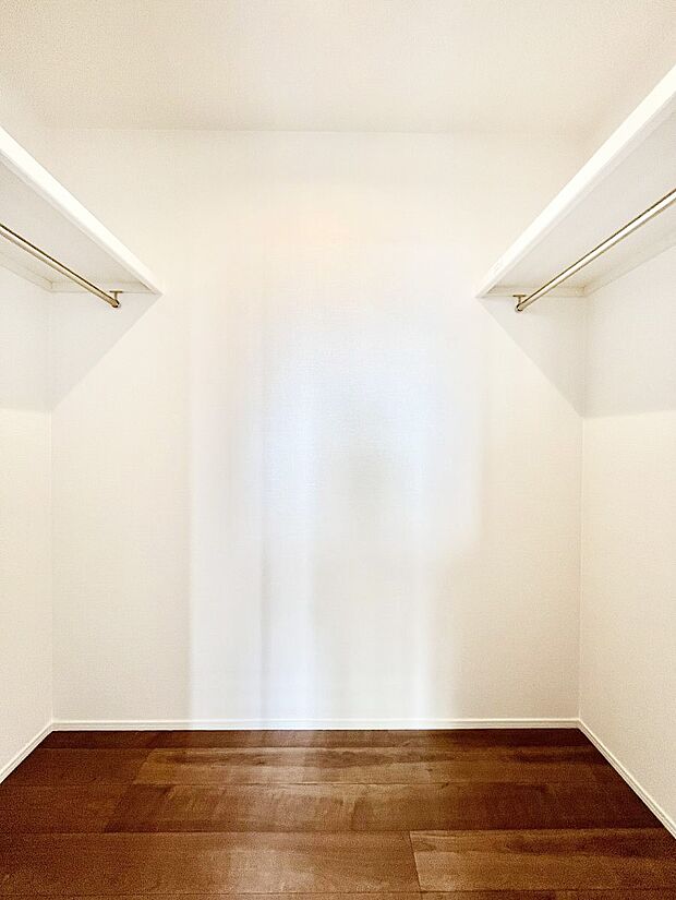 ウォークインクローゼット付きで生活空間を広く利用できます。