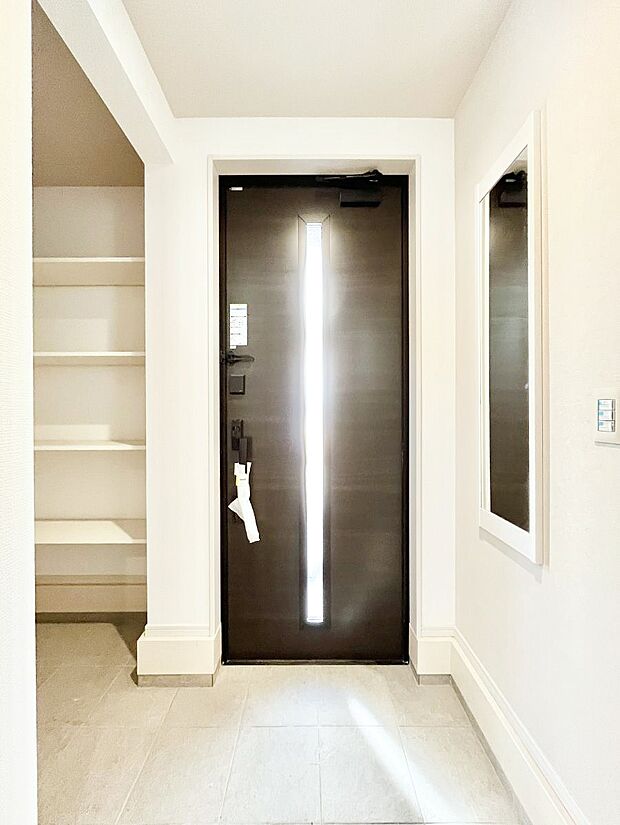 シューズインクローク付きの玄関。家族全員の靴や雨具などすっきり収納できます。