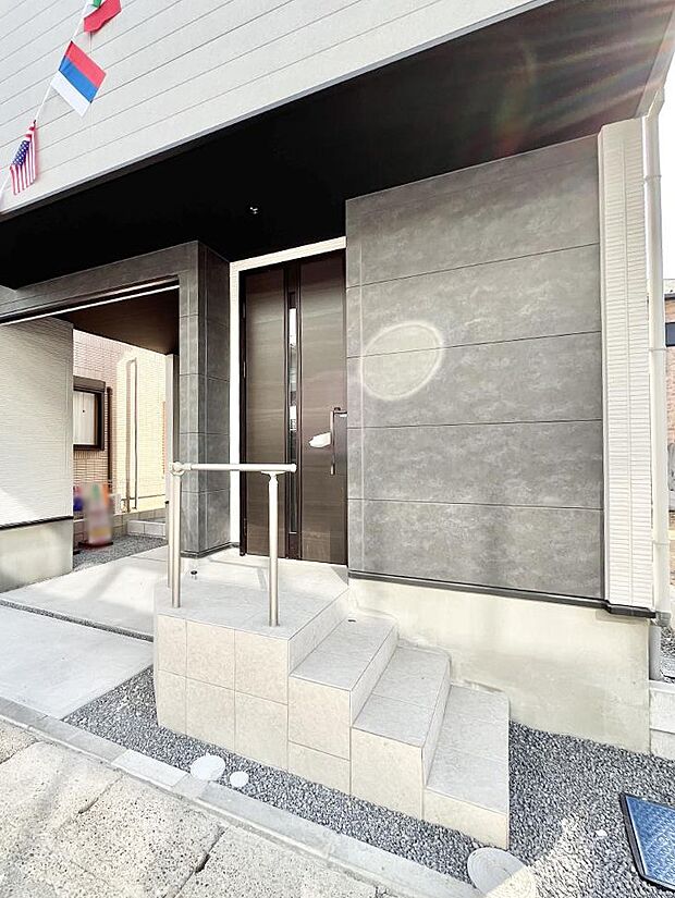大切な家族、来客を出迎える玄関。玄関前は屋根付きで雨が降っていても濡れにくいです。 