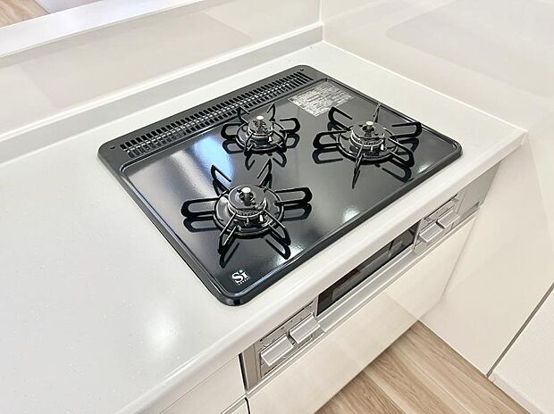 ガスコンロはＳｉセンサー搭載。火力調節や焦げ付き・消し忘れも防いでくれます。