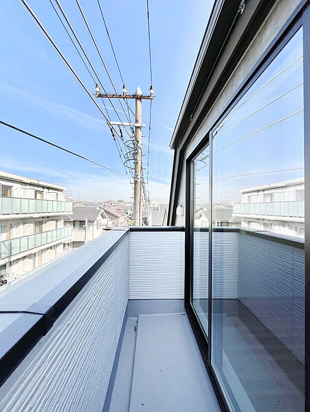 バルコニーはうれしい2ヶ所付き。お洗濯物やお布団をたっぷり干せます。