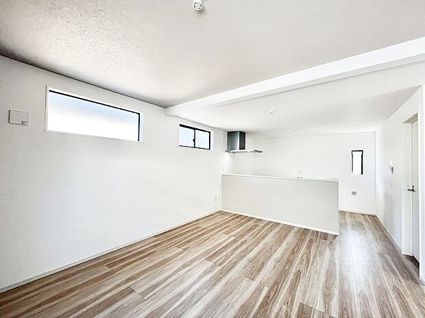 折り上げ天井は立体的な奥行きがあるので、天井が広く見えて開放的な空間を演出できます。  