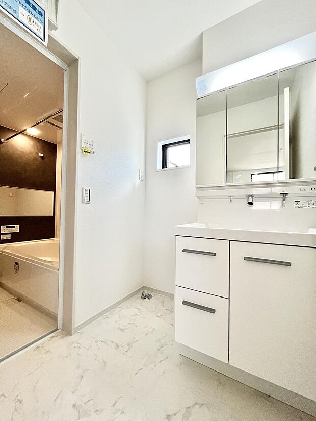 小窓がついているので湿気の多い場所でも換気が十分行えます。毎日の身支度を気持ち良く！