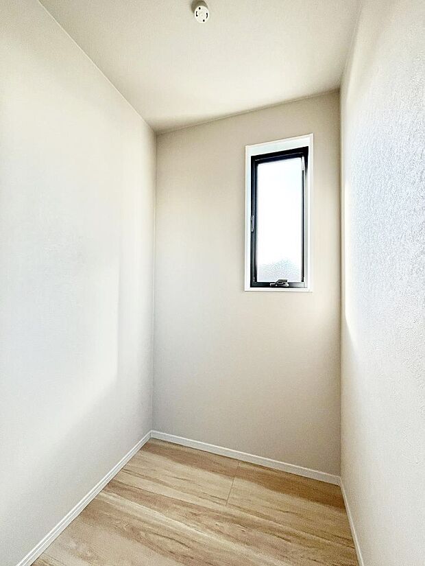 ウォークインクローゼット付きで生活空間を広く利用できます。