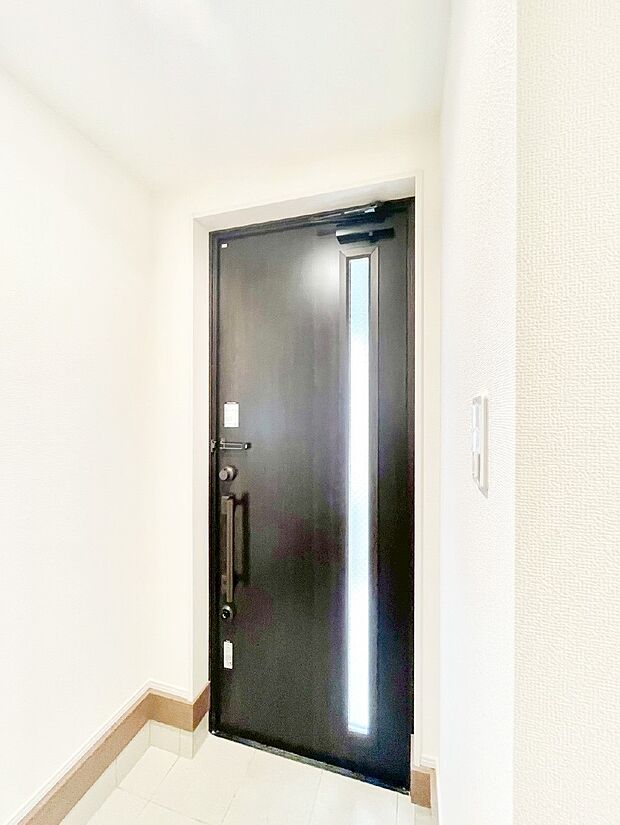 ご家族やお客様を気持ちよくお出迎え！明るい陽光が入り込む玄関。