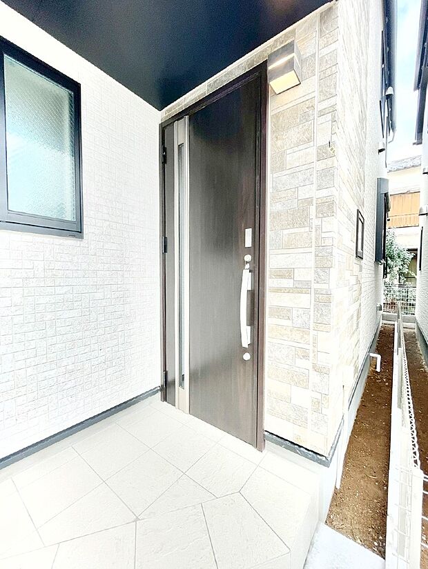 大切な家族、来客を出迎える玄関。