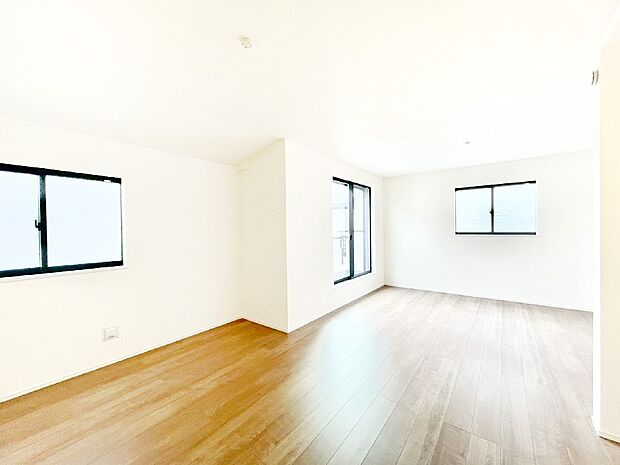 開放感ある広々リビングは明るい陽光が入り込む家族みんなの憩いの空間です！