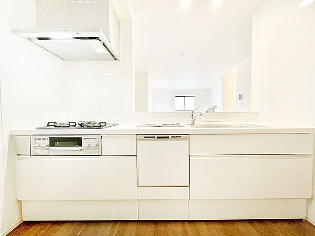 清潔感があり空間をすっきり見せてくれる明るいホワイトでまとめたシステムキッチン!