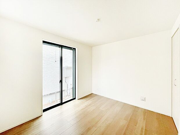 大きな窓からたっぷり入ってくる陽光がお部屋全体を優しく包み込みます！