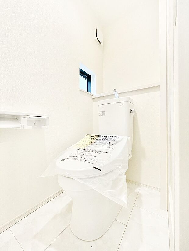 清潔感あるシャワートイレ。小窓から光が注ぎ込みます！