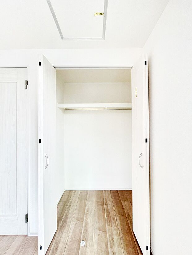 毎日着る衣類や荷物などの収納に便利な物入付きです。