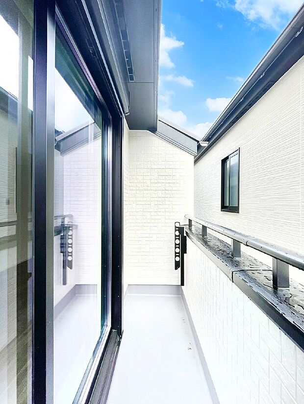 暖かな陽光が降り注ぐバルコニーはお洗濯におすすめ。爽やかな風も心地よいです。