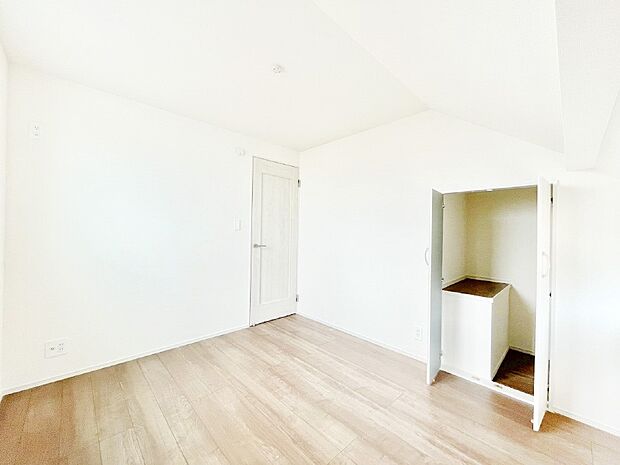 物入付きのお部屋でスッキリとした空間でゆったり寛げます