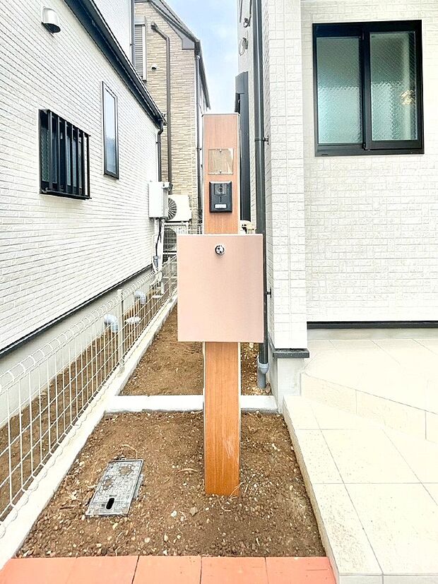 表札・インターホン・ポストをひとつに集約。エントランスになじむシンプルデザイン。