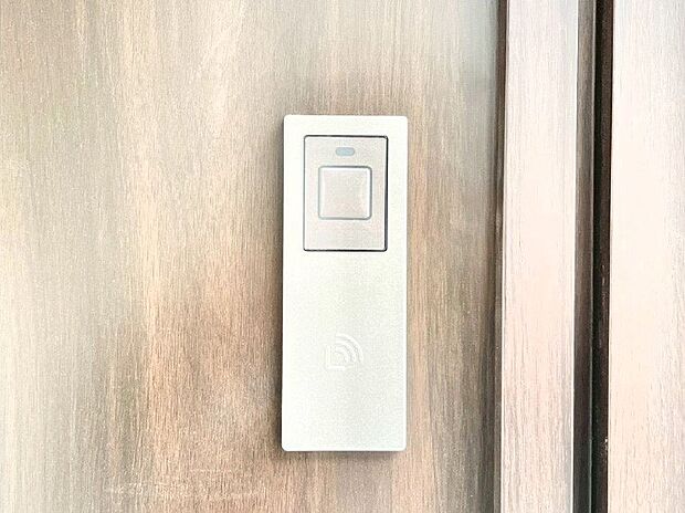 ボタンを押してかざすだけ!玄関ドアは電子キー仕様です。