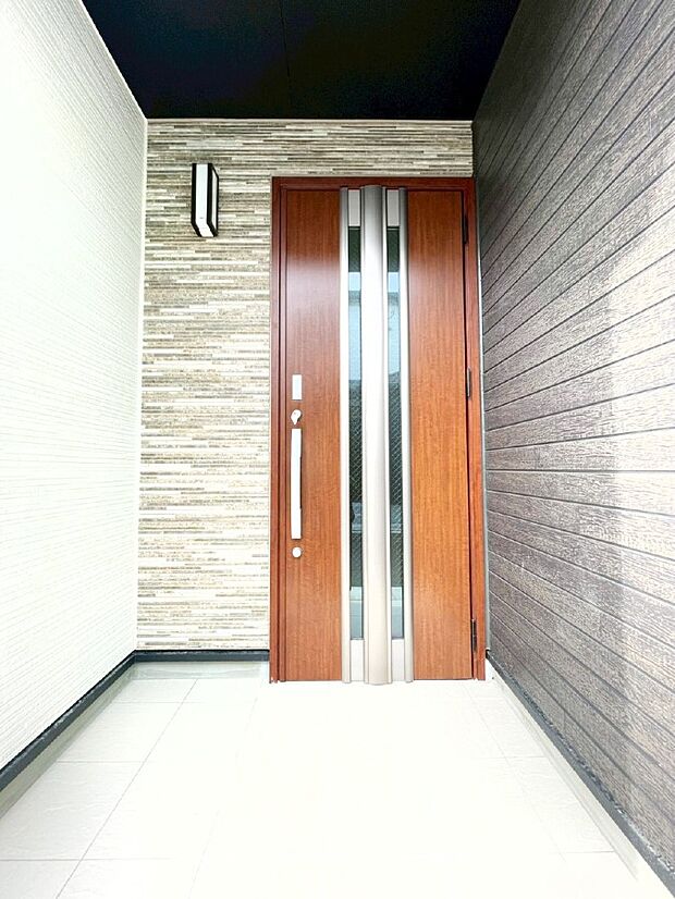 シンプルで落ち着いた雰囲気の玄関でご家族やお客様をお出迎え!