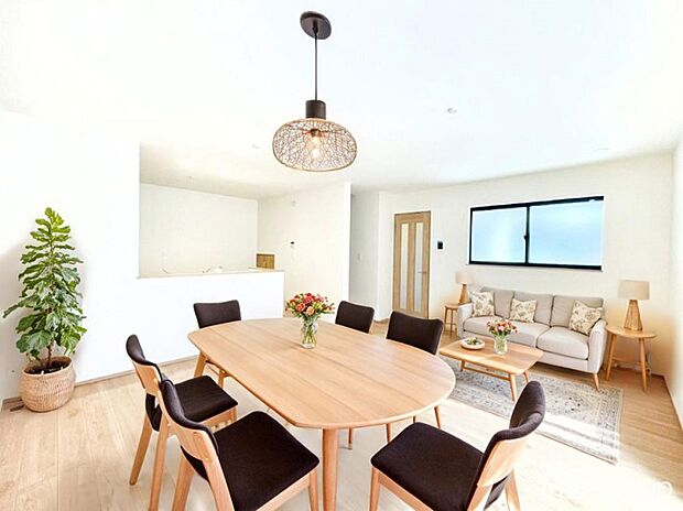 明るい陽光に包まれる心地のよいリビングで家族団らん! ※家具はCGです