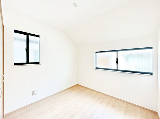 2面採光の洋室。窓から入り込む陽光がお部屋全体を優しく包み込みます!