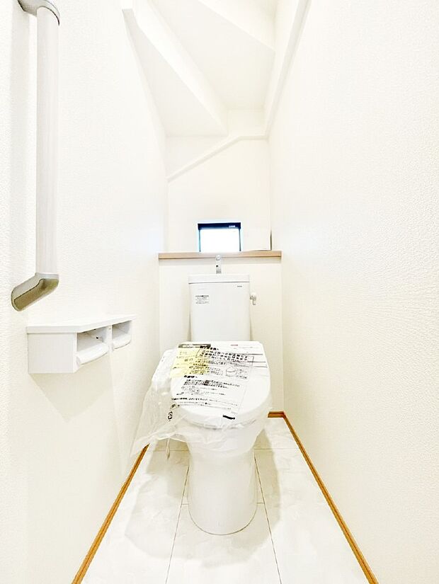 清潔感あるシャワートイレ。小窓から光が注ぎ込みます!