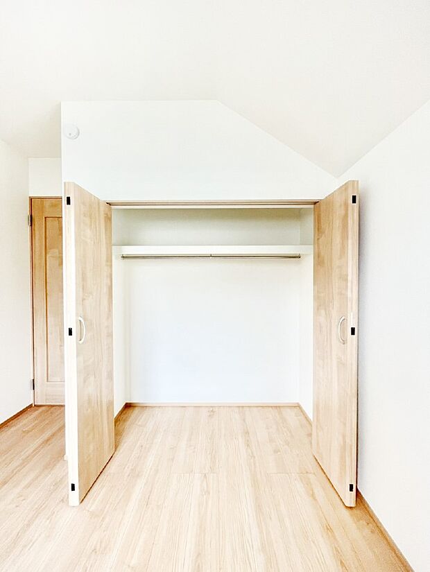 毎日着る衣類や荷物などの収納に便利な物入付きです。