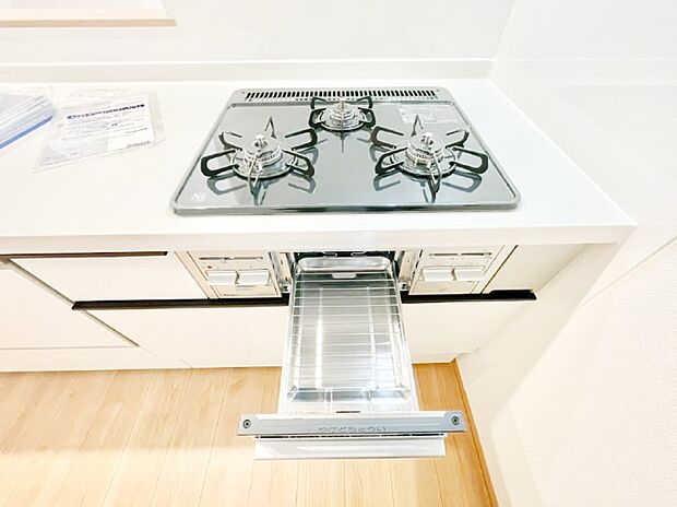 ガスコンロはSiセンサー搭載。火力調節や焦げ付き・消し忘れも防いでくれます。