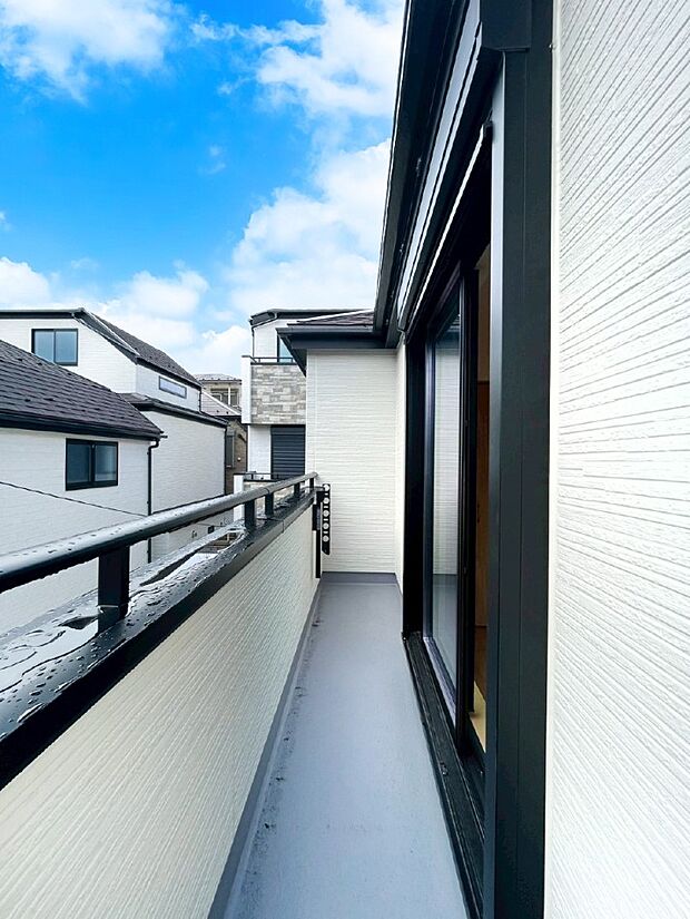 暖かな陽光が降り注ぐバルコニーはお洗濯におすすめ。爽やかな風も心地よいです。