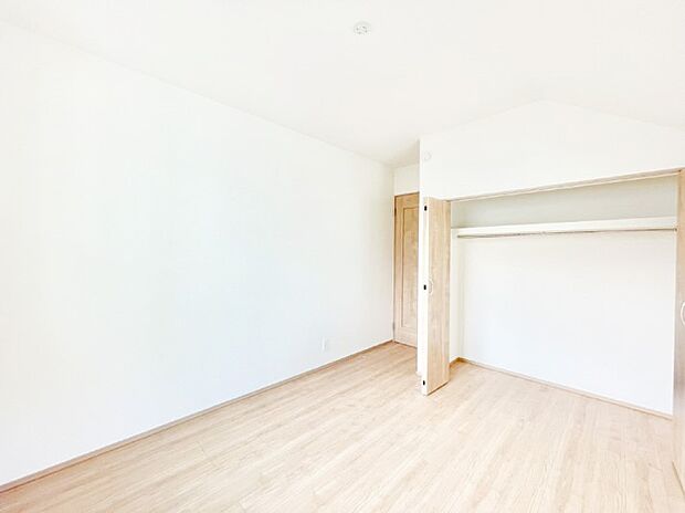 物入付きのお部屋でスッキリとした空間でゆったり寛げます