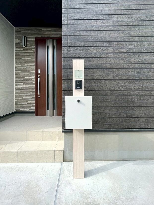 表札・インターホン・ポストをひとつに集約。エントランスになじむシンプルデザイン。