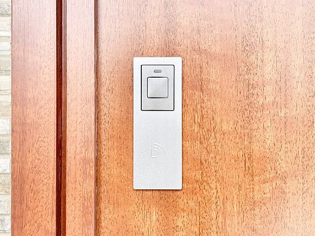 ボタンを押してかざすだけ!玄関ドアは電子キー仕様です。