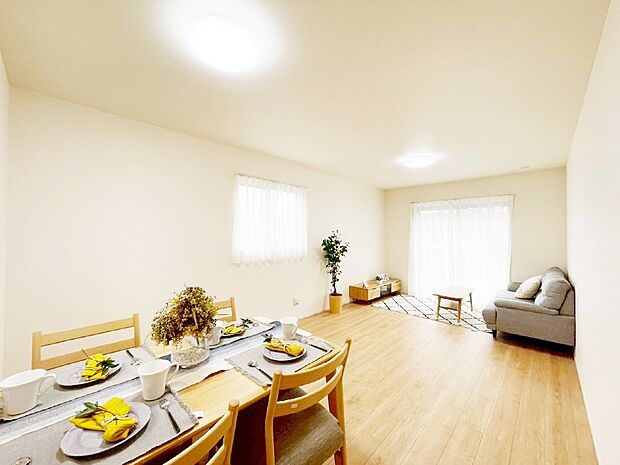 大きな窓からたっぷりの陽光と風を感じられるリビング