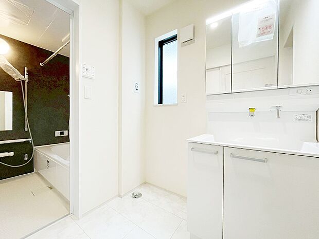 清潔感ある洗面化粧室で朝の身支度も快適