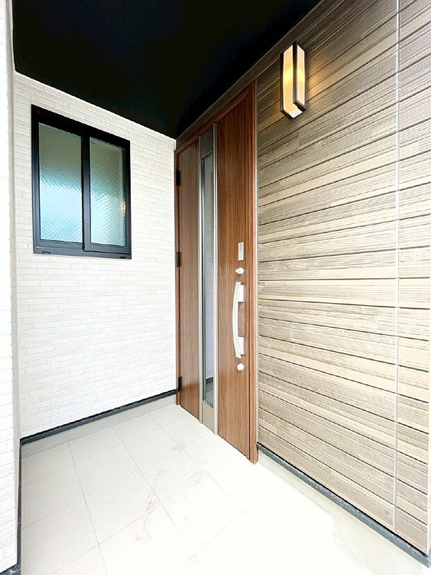 シンプルで落ち着いた雰囲気の玄関でご家族やお客様をお出迎え!