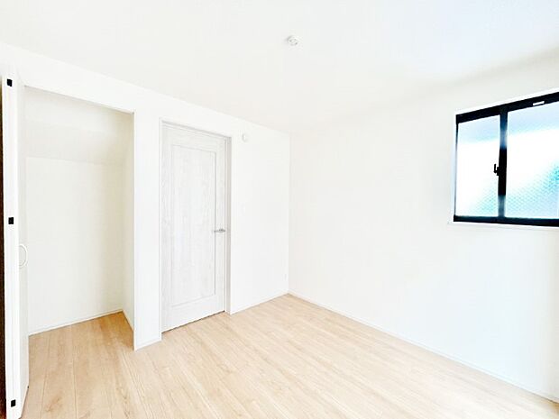 お子さまのお部屋としても!衣類の整理整頓に便利な物入付きの洋室。