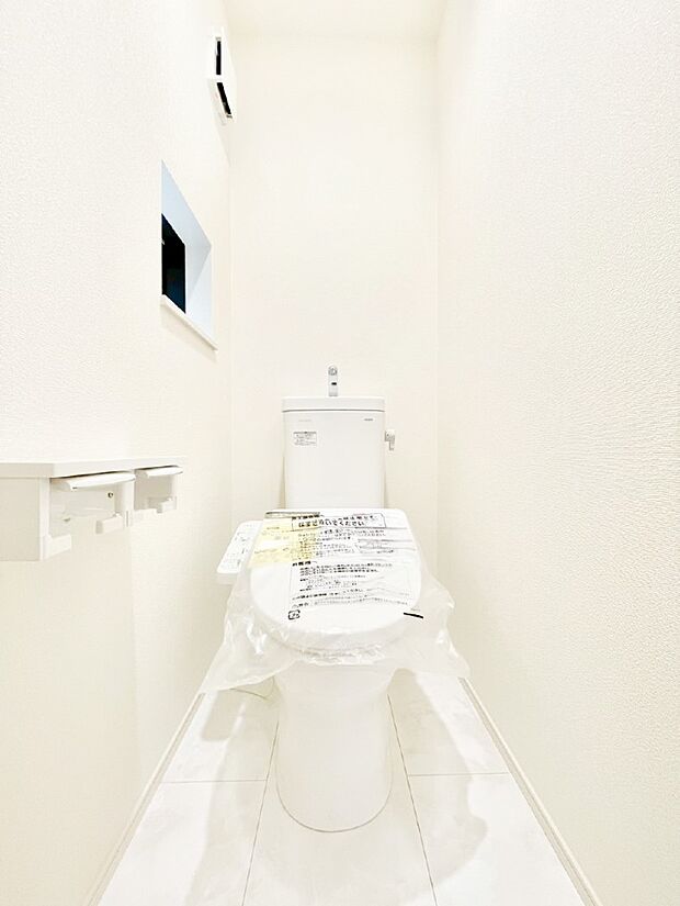 清潔感あるシャワートイレ。小窓から光が注ぎ込みます!