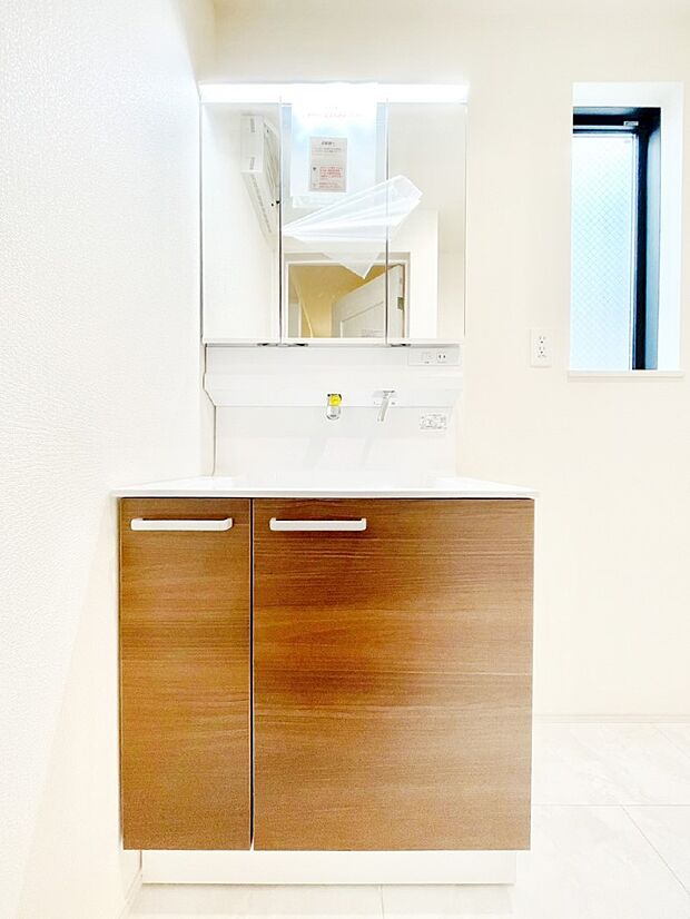 三面鏡キャビネット・シャワー付き洗面化粧台で忙しい朝の身支度もスムーズに!