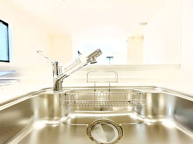 いつでも清潔なおいしいお水を。一つの水栓で水道水と浄水を使い分け。