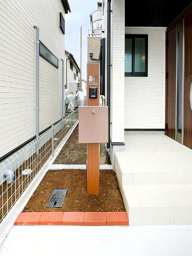 表札・インターホン・ポストをひとつに集約。エントランスになじむシンプルデザイン。