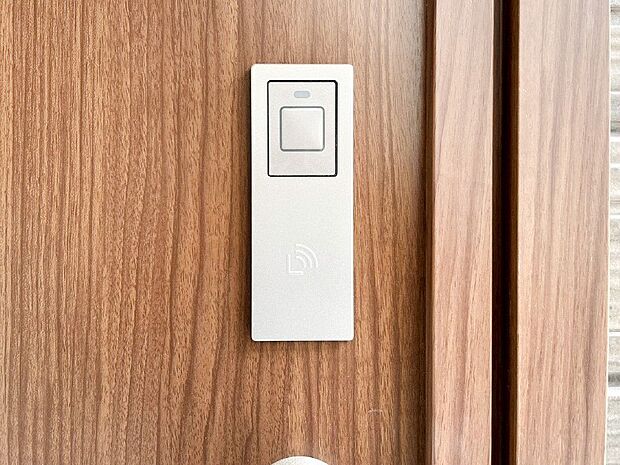 ボタンを押してかざすだけ!玄関ドアは電子キー仕様です。