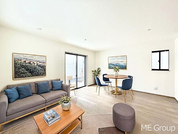 ご家族の賑やかな話し声で包まれる明るいリビング ※家具はCGです