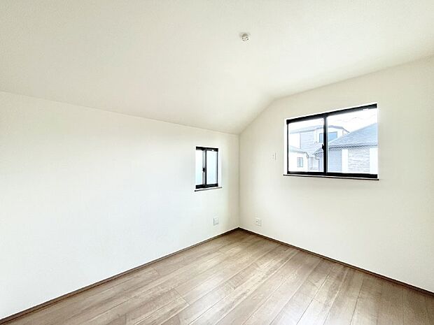 2面採光で気持ちよく自然光が取り入れられるのでお子様のお部屋にもピッタリ