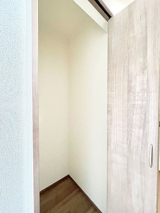 玄関ホール収納です。掃除道具やお出かけ用グッズの収納に便利です。