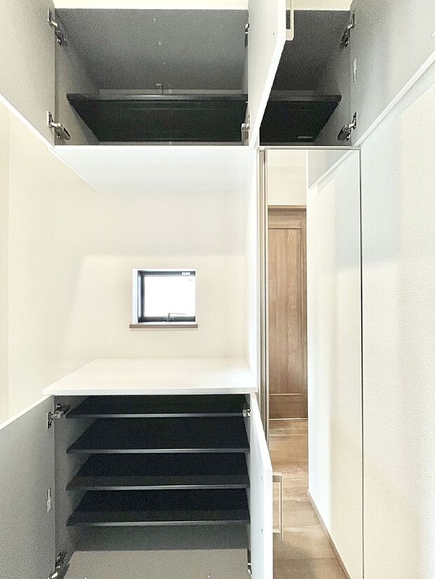 たっぷり収納できるシューズボックスで家族全員の靴も、玄関すっきり。