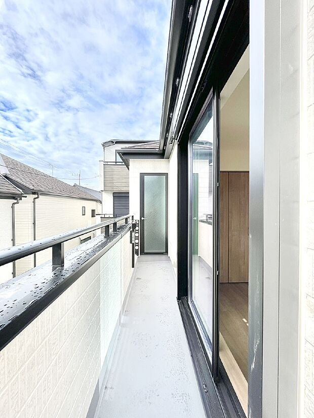 南向きのバルコニー!ご家族の洗濯物はもちろん、お布団もたっぷり干せます!