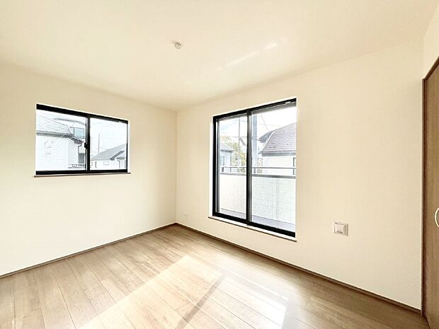 バルコニーが開放感をプラスしてくれる洋室