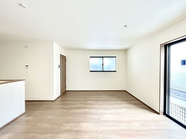 大きな窓からたっぷりの陽光と風を感じられるリビング  