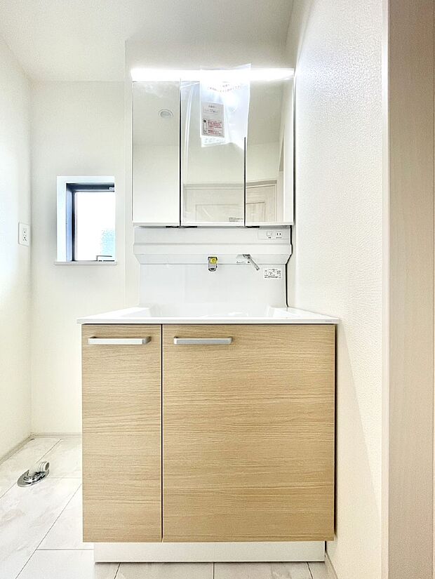 大きく見やすい三面鏡で清潔感ある洗面台は、身だしなみチェックや肌のお手入れにおすすめです。