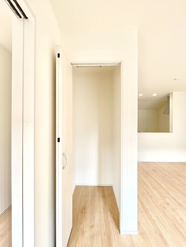 リビング収納。ここに収納があると物が集まるLDKがスッキリ片付きそうですね。