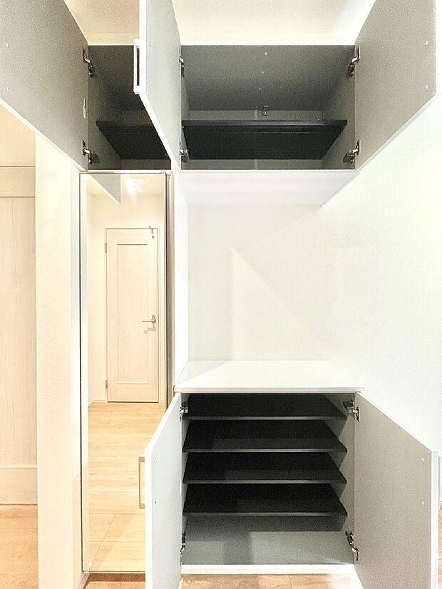 たっぷり収納できるシューズボックスで家族全員の靴も、玄関すっきり。